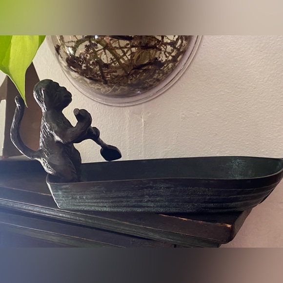 MONKEY W/ OAR ROWING A BOAT
FIGURINE SCULPTURE DISH. COLLECTABLE. - Picture 9 of 13